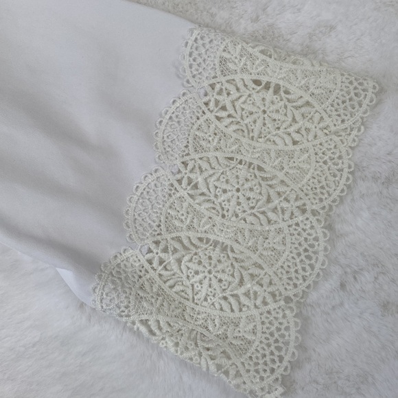 Embroidered bride robe in white with blue lettering and lace detail on arm - Picture 3 of 3